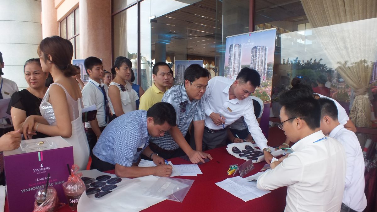 Khách hàng đăng ký phiếu bốc thăm trúng thưởng tại lễ mở bán Vinhomes Bắc Ninh