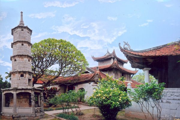 Tòa bảo tháp " Báo Nghiên " vươn mình giữa bầu trời xanh của xứ Kinh Bắc